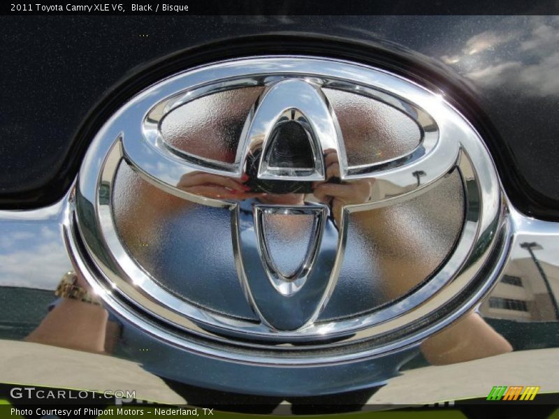 Black / Bisque 2011 Toyota Camry XLE V6