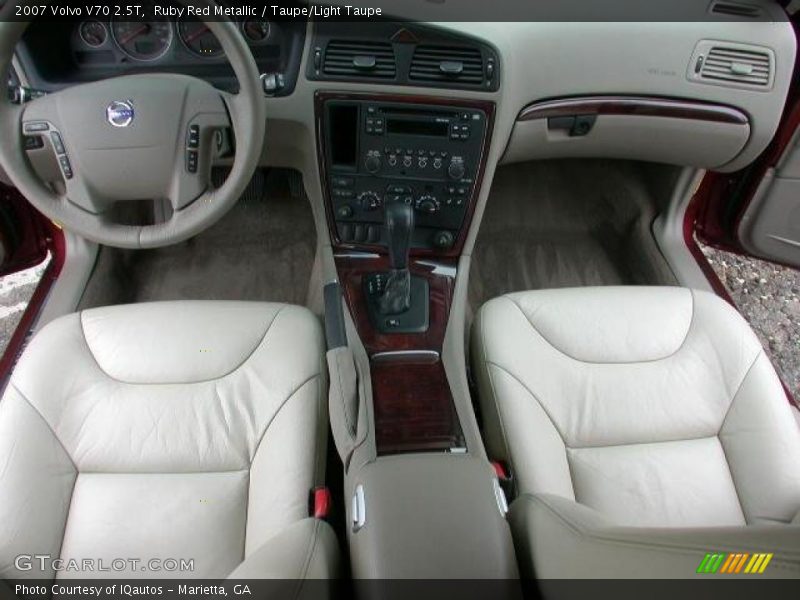 Dashboard of 2007 V70 2.5T