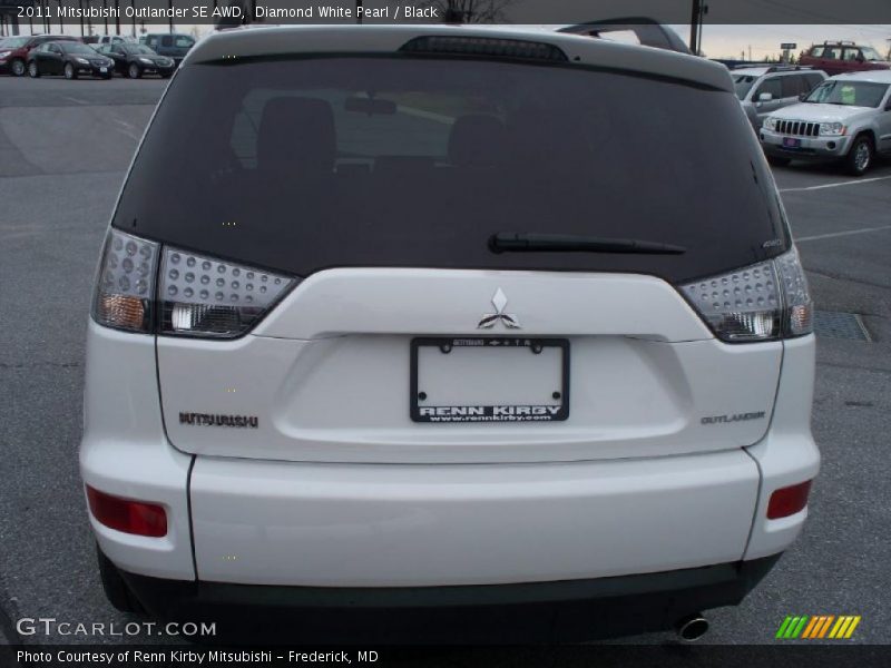 Diamond White Pearl / Black 2011 Mitsubishi Outlander SE AWD