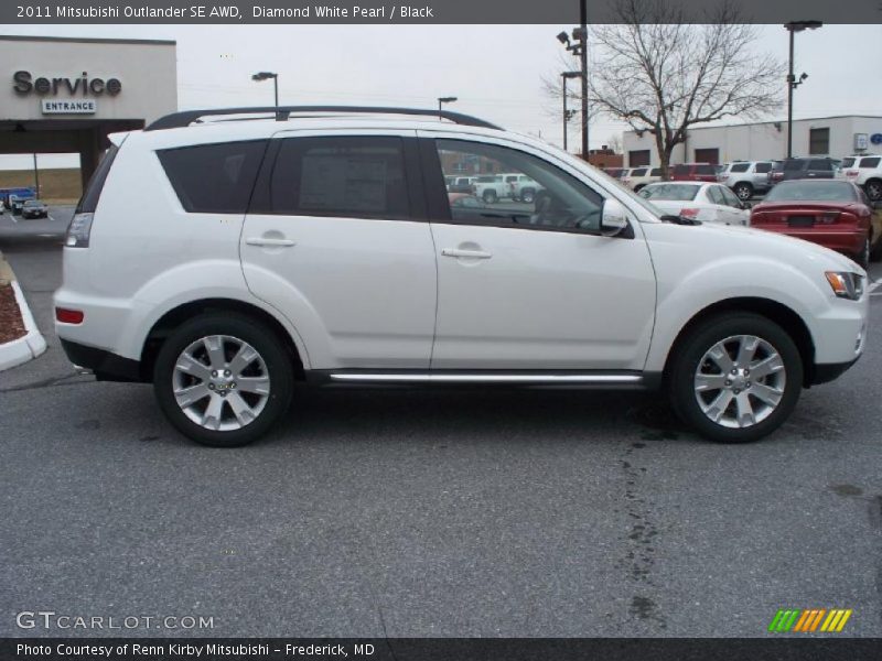 Diamond White Pearl / Black 2011 Mitsubishi Outlander SE AWD