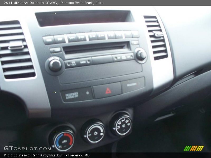 Diamond White Pearl / Black 2011 Mitsubishi Outlander SE AWD
