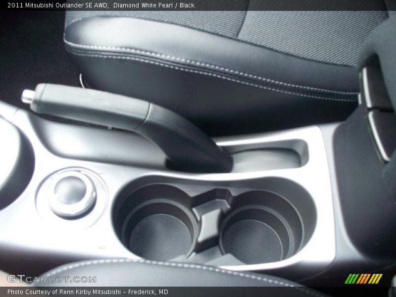 Diamond White Pearl / Black 2011 Mitsubishi Outlander SE AWD
