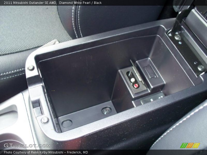 Diamond White Pearl / Black 2011 Mitsubishi Outlander SE AWD