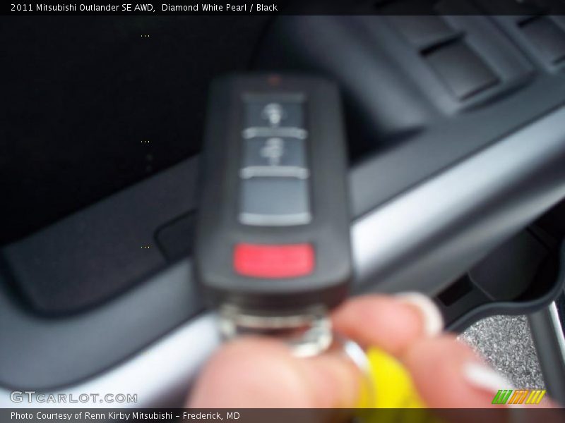 Diamond White Pearl / Black 2011 Mitsubishi Outlander SE AWD
