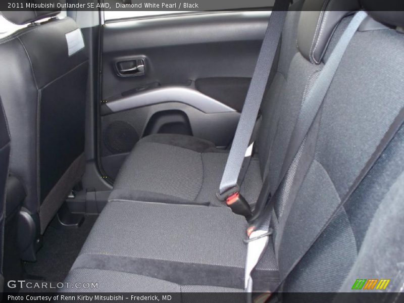 Diamond White Pearl / Black 2011 Mitsubishi Outlander SE AWD