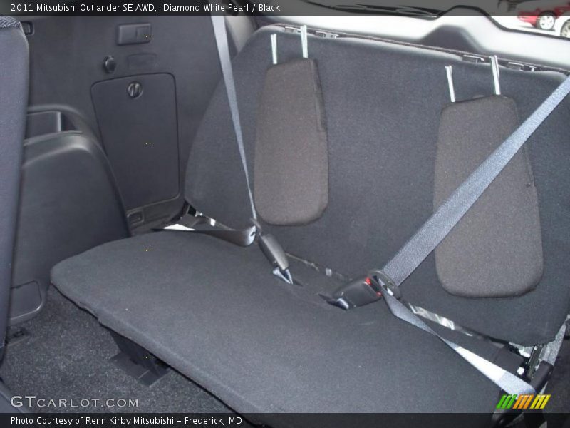 Diamond White Pearl / Black 2011 Mitsubishi Outlander SE AWD