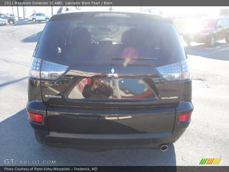 Labrador Black Pearl / Black 2011 Mitsubishi Outlander SE AWD
