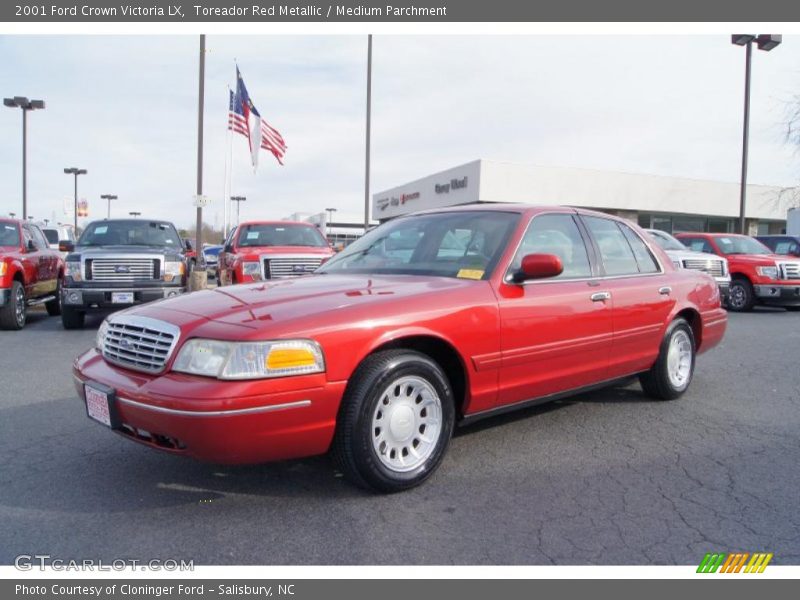 Front 3/4 View of 2001 Crown Victoria LX