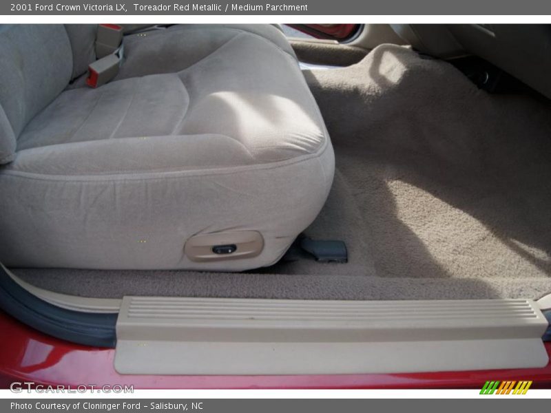 Toreador Red Metallic / Medium Parchment 2001 Ford Crown Victoria LX