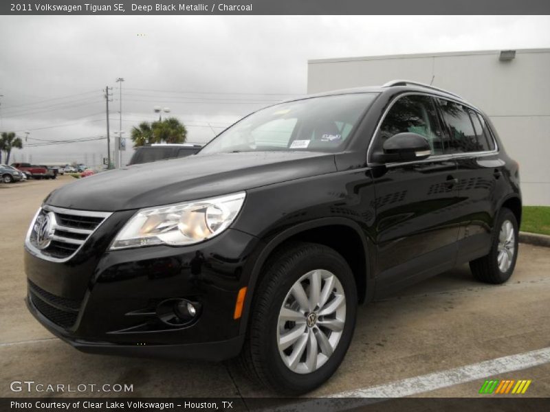 Front 3/4 View of 2011 Tiguan SE