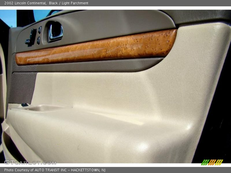 Black / Light Parchment 2002 Lincoln Continental