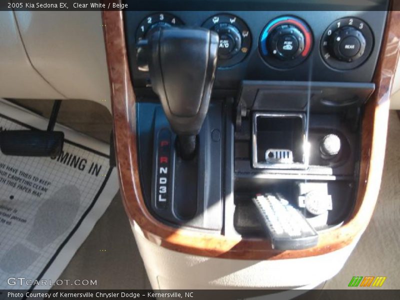Clear White / Beige 2005 Kia Sedona EX