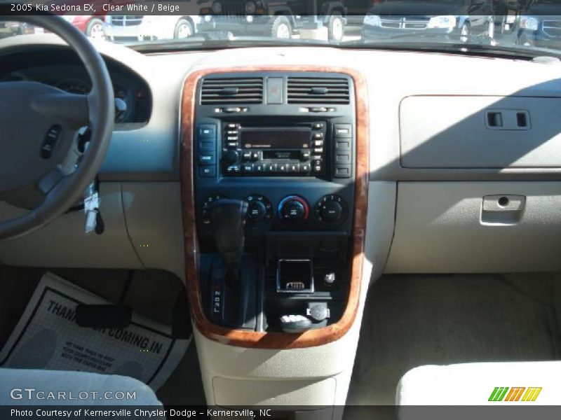 Clear White / Beige 2005 Kia Sedona EX