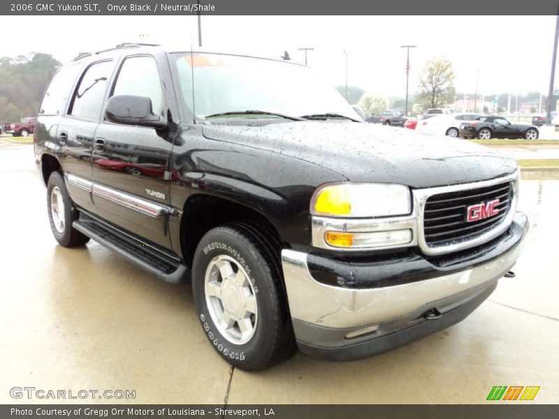 Front 3/4 View of 2006 Yukon SLT