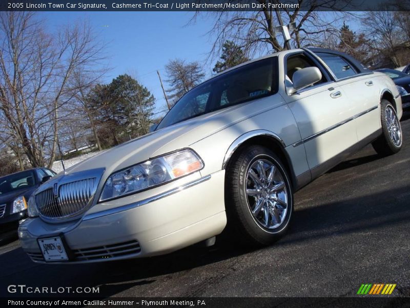 Cashmere Tri-Coat / Light Parchment/Medium Dark Parchment 2005 Lincoln Town Car Signature