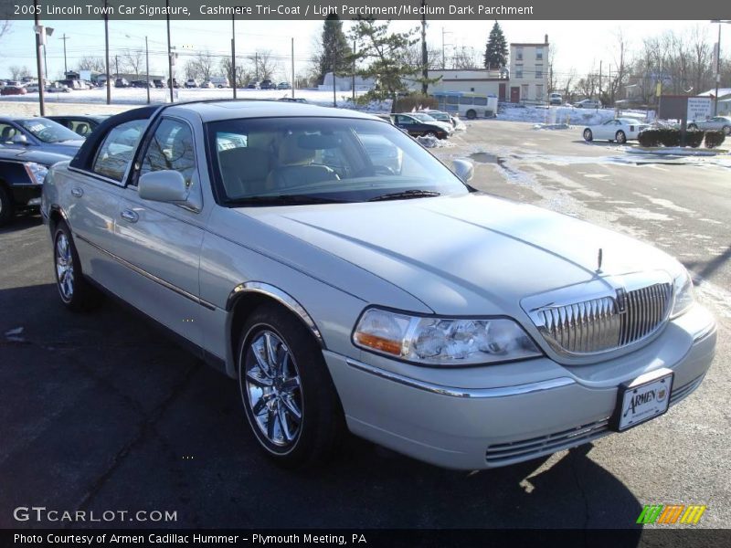 Cashmere Tri-Coat / Light Parchment/Medium Dark Parchment 2005 Lincoln Town Car Signature