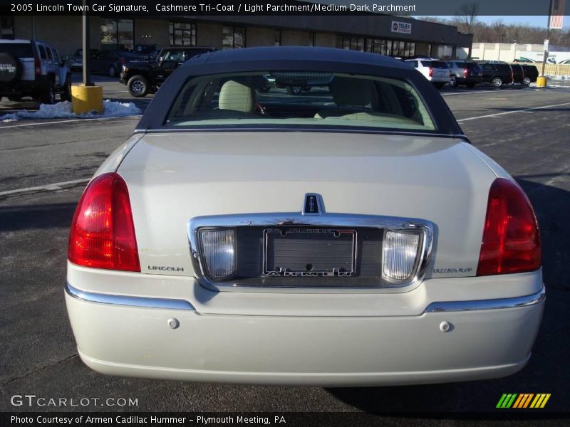 Cashmere Tri-Coat / Light Parchment/Medium Dark Parchment 2005 Lincoln Town Car Signature