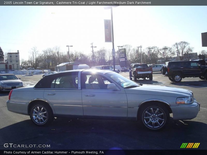 Cashmere Tri-Coat / Light Parchment/Medium Dark Parchment 2005 Lincoln Town Car Signature