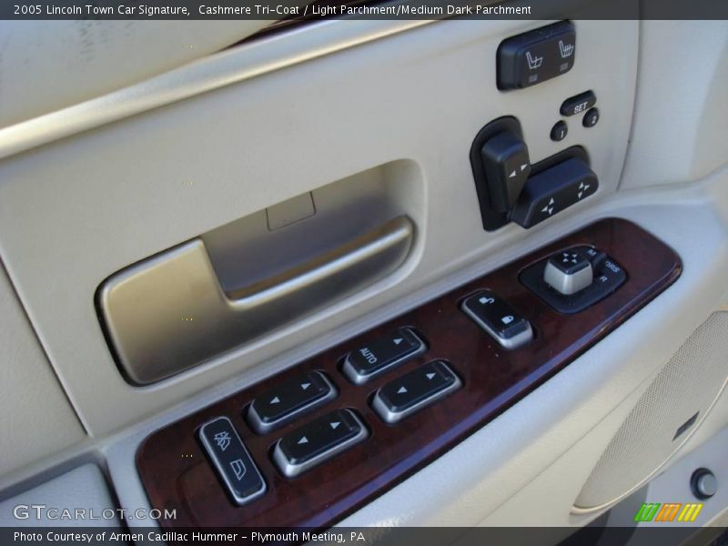 Cashmere Tri-Coat / Light Parchment/Medium Dark Parchment 2005 Lincoln Town Car Signature