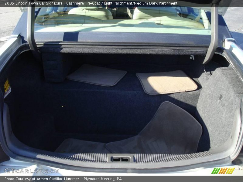 Cashmere Tri-Coat / Light Parchment/Medium Dark Parchment 2005 Lincoln Town Car Signature