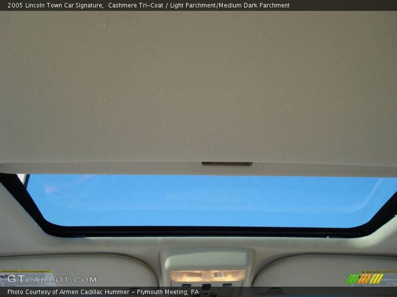 Cashmere Tri-Coat / Light Parchment/Medium Dark Parchment 2005 Lincoln Town Car Signature