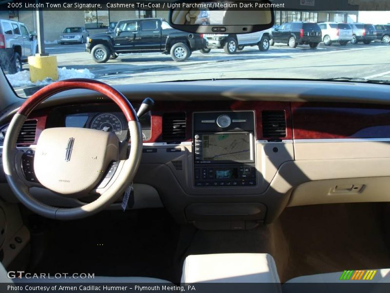 Cashmere Tri-Coat / Light Parchment/Medium Dark Parchment 2005 Lincoln Town Car Signature