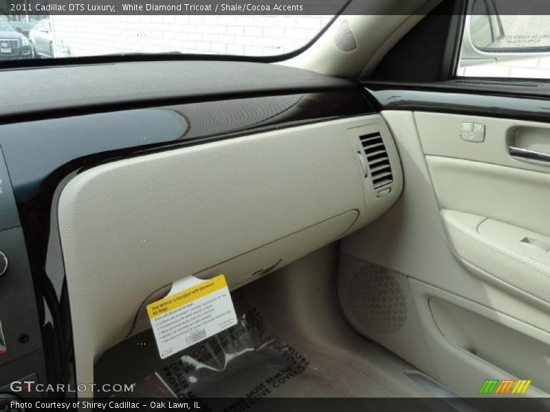 White Diamond Tricoat / Shale/Cocoa Accents 2011 Cadillac DTS Luxury