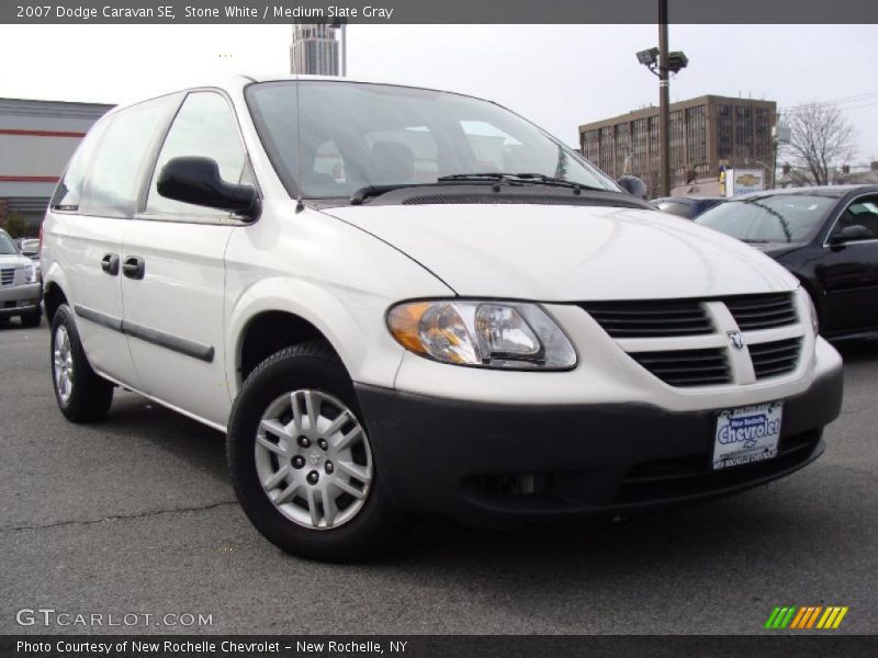 Front 3/4 View of 2007 Caravan SE