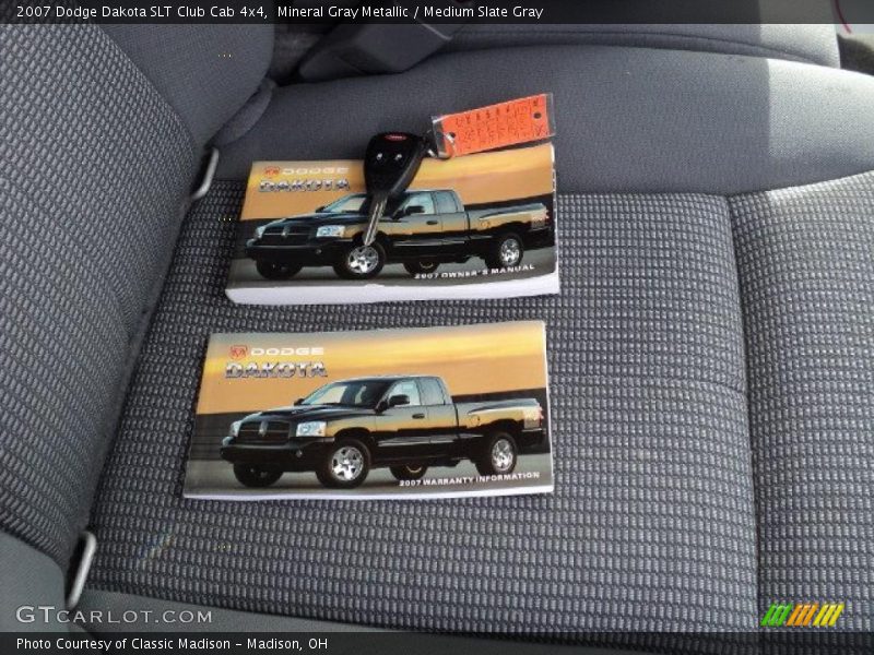 Mineral Gray Metallic / Medium Slate Gray 2007 Dodge Dakota SLT Club Cab 4x4