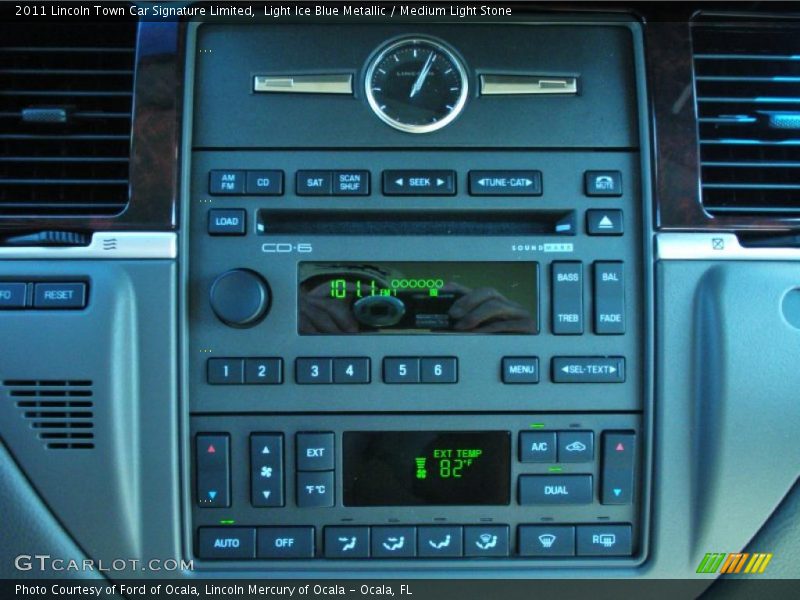 Controls of 2011 Town Car Signature Limited