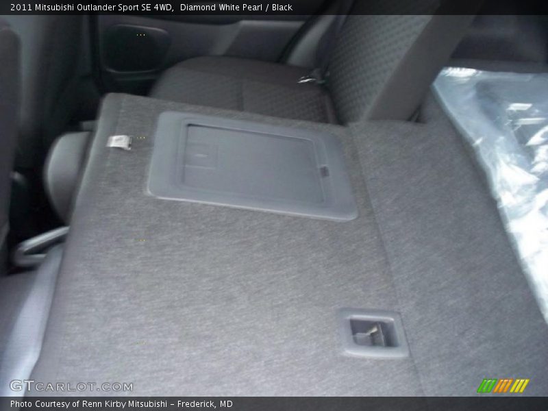 Diamond White Pearl / Black 2011 Mitsubishi Outlander Sport SE 4WD