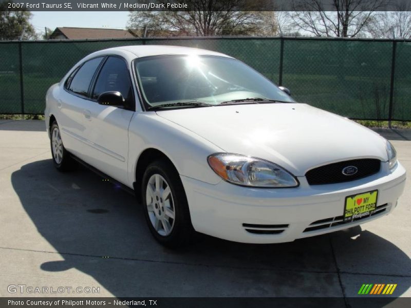 Vibrant White / Medium/Dark Pebble 2007 Ford Taurus SE