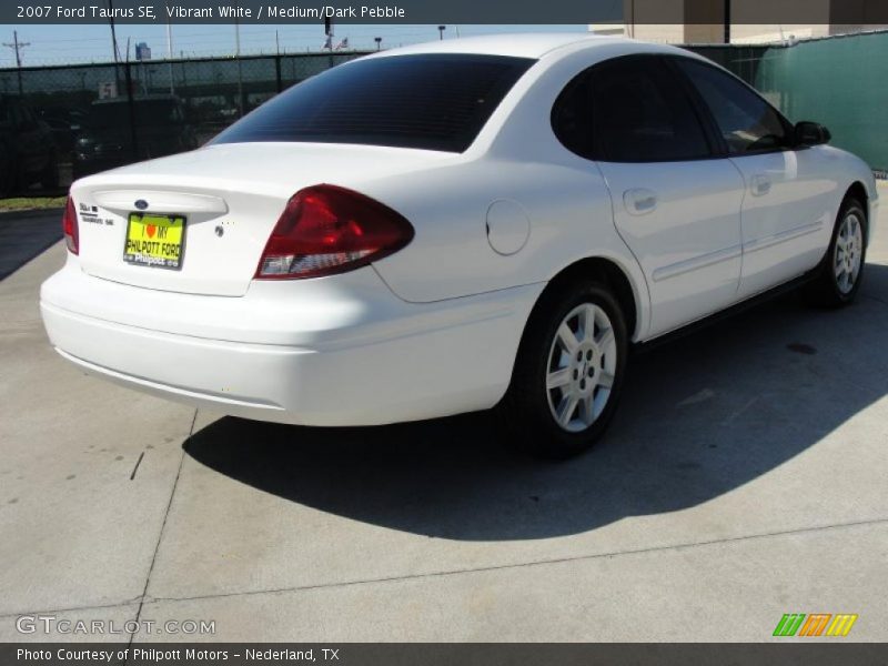 Vibrant White / Medium/Dark Pebble 2007 Ford Taurus SE