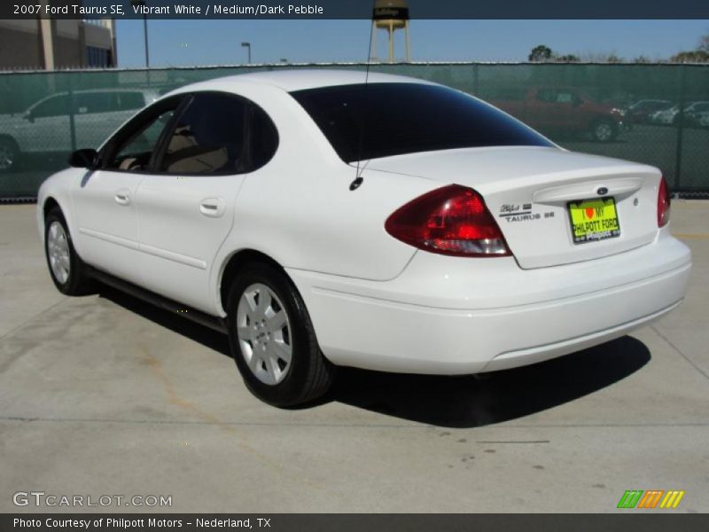 Vibrant White / Medium/Dark Pebble 2007 Ford Taurus SE