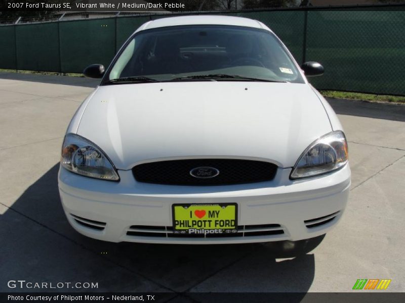 Vibrant White / Medium/Dark Pebble 2007 Ford Taurus SE