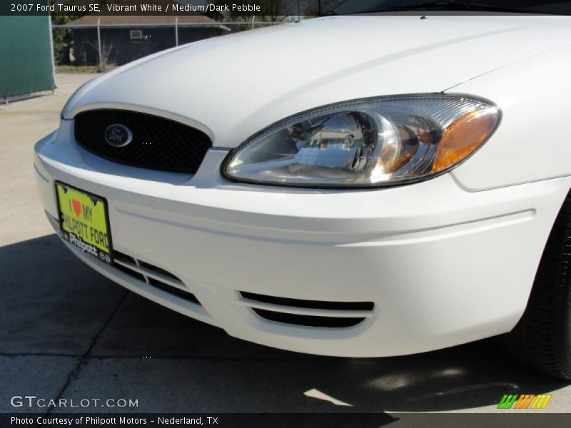 Vibrant White / Medium/Dark Pebble 2007 Ford Taurus SE