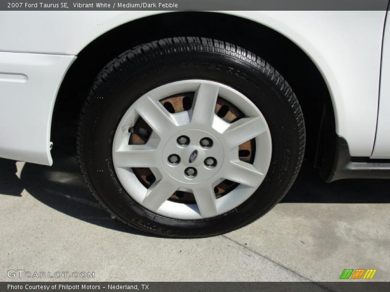 Vibrant White / Medium/Dark Pebble 2007 Ford Taurus SE
