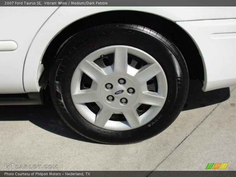 Vibrant White / Medium/Dark Pebble 2007 Ford Taurus SE