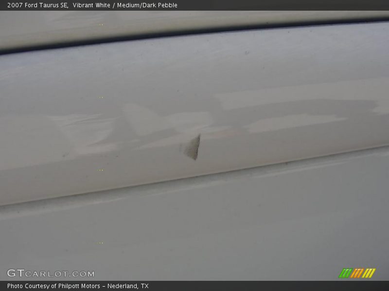 Vibrant White / Medium/Dark Pebble 2007 Ford Taurus SE