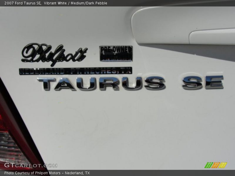 Vibrant White / Medium/Dark Pebble 2007 Ford Taurus SE