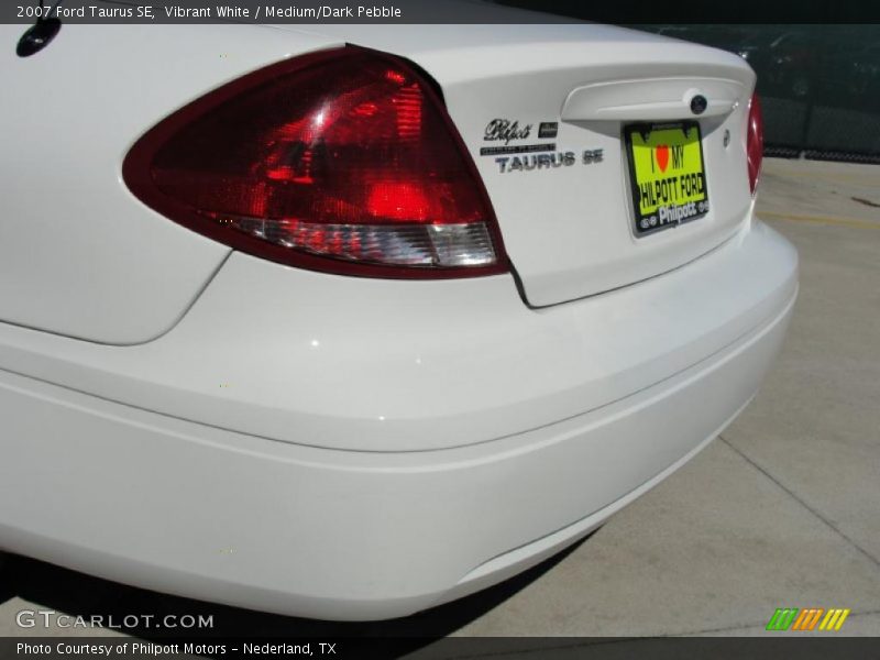 Vibrant White / Medium/Dark Pebble 2007 Ford Taurus SE