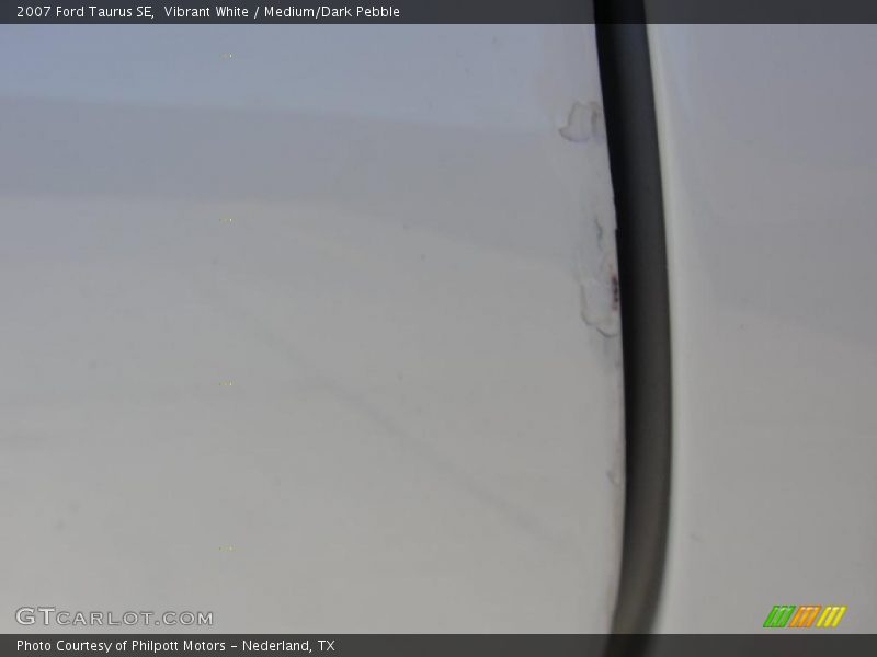 Vibrant White / Medium/Dark Pebble 2007 Ford Taurus SE