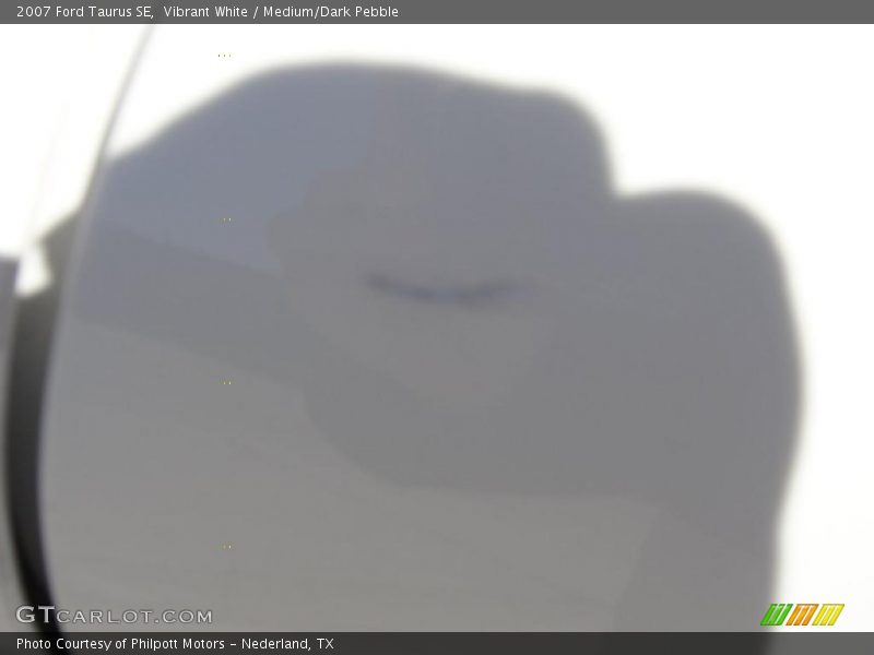 Vibrant White / Medium/Dark Pebble 2007 Ford Taurus SE