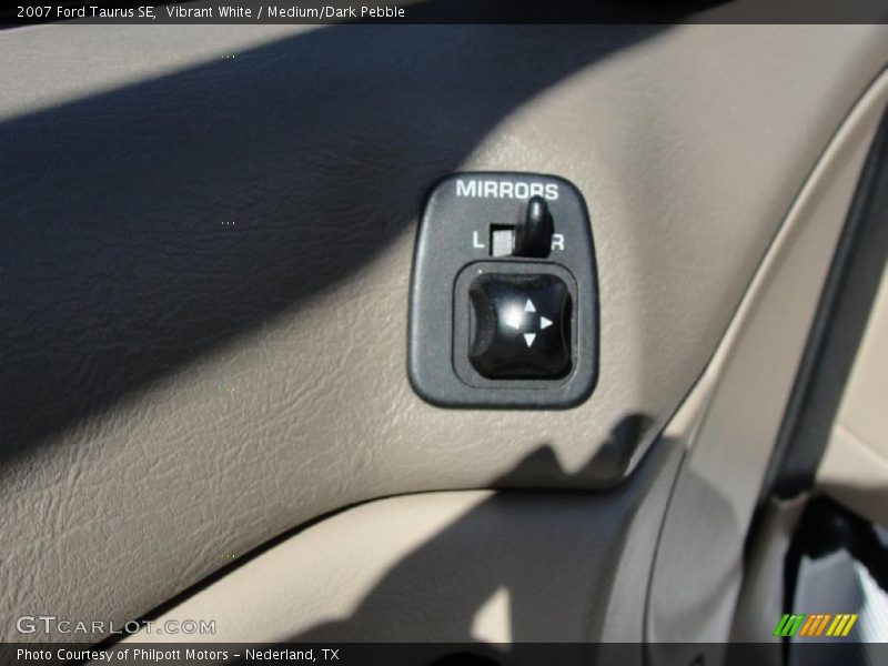 Vibrant White / Medium/Dark Pebble 2007 Ford Taurus SE