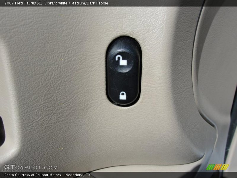 Vibrant White / Medium/Dark Pebble 2007 Ford Taurus SE