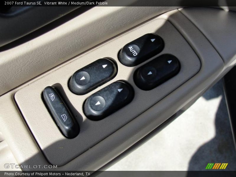 Vibrant White / Medium/Dark Pebble 2007 Ford Taurus SE