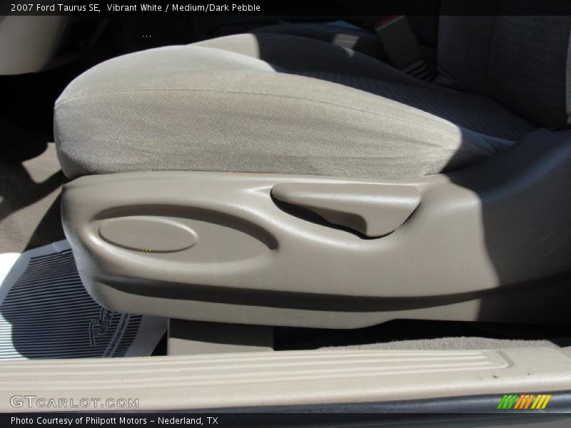 Vibrant White / Medium/Dark Pebble 2007 Ford Taurus SE