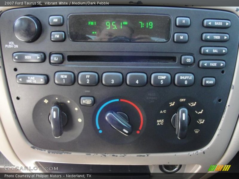 Vibrant White / Medium/Dark Pebble 2007 Ford Taurus SE