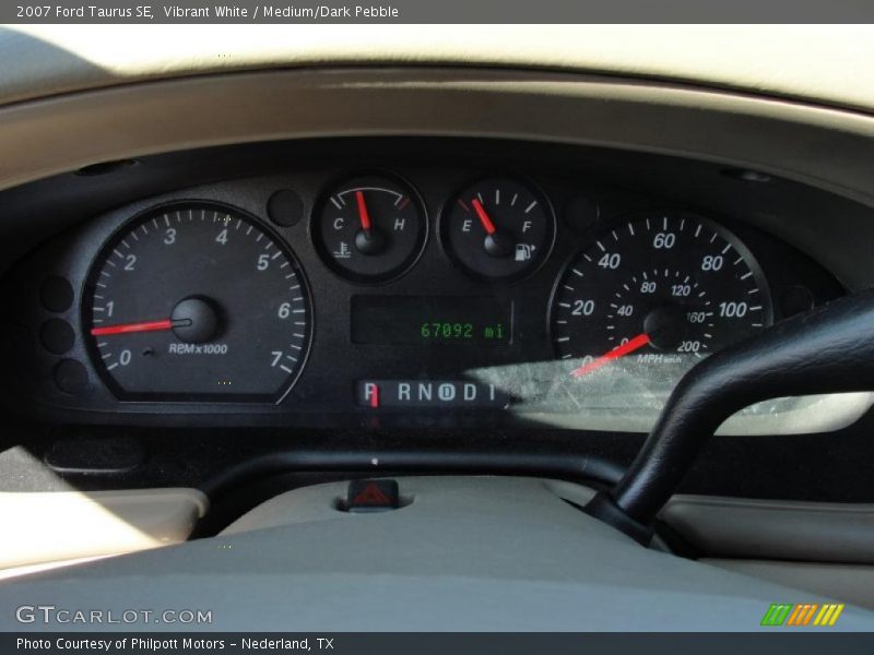 Vibrant White / Medium/Dark Pebble 2007 Ford Taurus SE