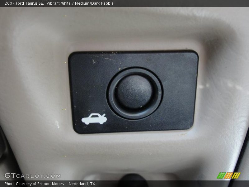 Vibrant White / Medium/Dark Pebble 2007 Ford Taurus SE